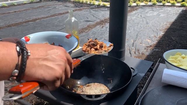 Жареные грибы с беконом и картошкой в казане на костре смотреть онлайн