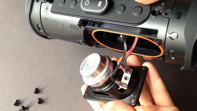 JBL Charge 4 - What's Inside? смотреть онлайн