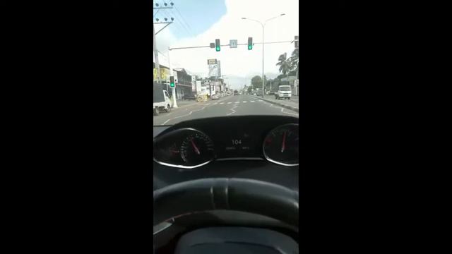 Peugeot 308 drifting in a congested road смотреть онлайн