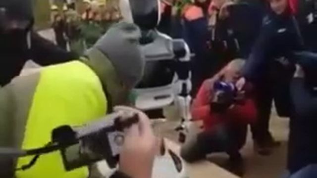 Российский робот сажает дерево смотреть онлайн