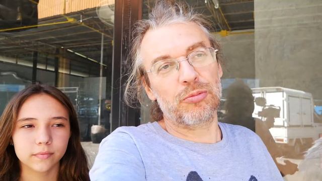 Как почистить ананас. Как тайцы чистят ананас для продажи. Один из способов смотреть онлайн