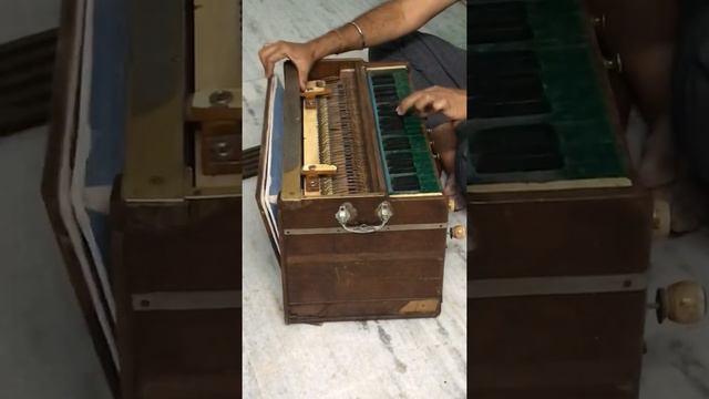 D S Ramsing Harmonium with male male ‘maharaja’ reeds смотреть онлайн