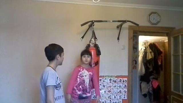 Делаем разминку, Учимся подтягиваться и бьем грушу! Тренировочное видео. смотреть онлайн