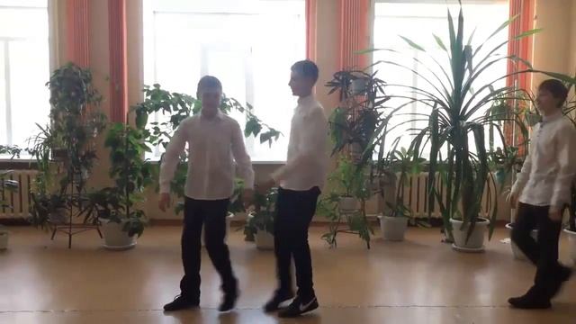 Поздравление на 8-е марта классному руководителю от 6"А" смотреть онлайн