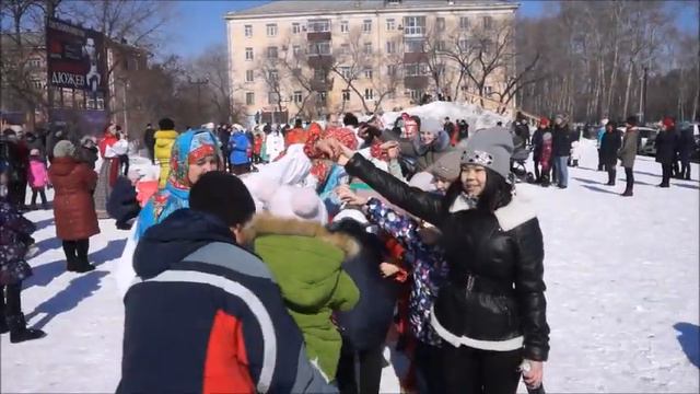 Более 300 блинов раздали на праздновании Масленицы в ДК Авиастроителей Комсомольска смотреть онлайн