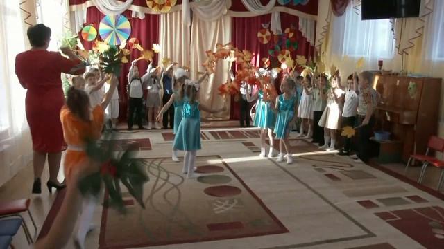 Осенний бал. Танец вступление на осеннем утреннике. Детский сад №4 "Сәулетай" г.Усть-Каменогорск. смотреть онлайн