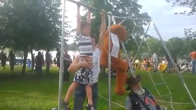 Аттракцион турник, маленький ребенок смотреть онлайн