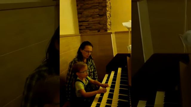 Федя Назаров играет Баха на органе смотреть онлайн