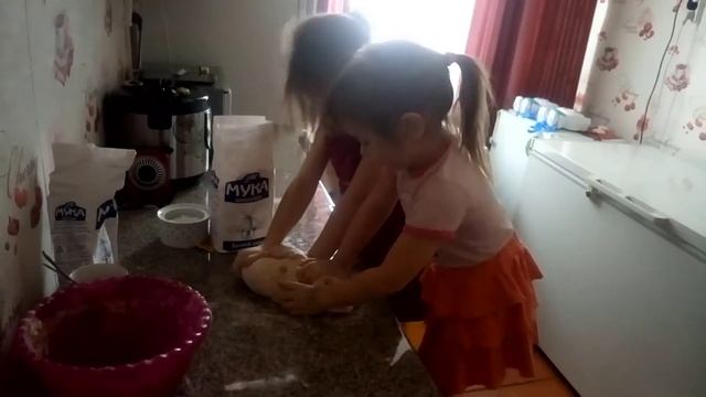 ПЕЧЕМ ВКУСНЫЕ БУЛОЧКИ//Я ТОЛЬКО КОНТРОЛИРУЮ ПРОЦЕСС смотреть онлайн