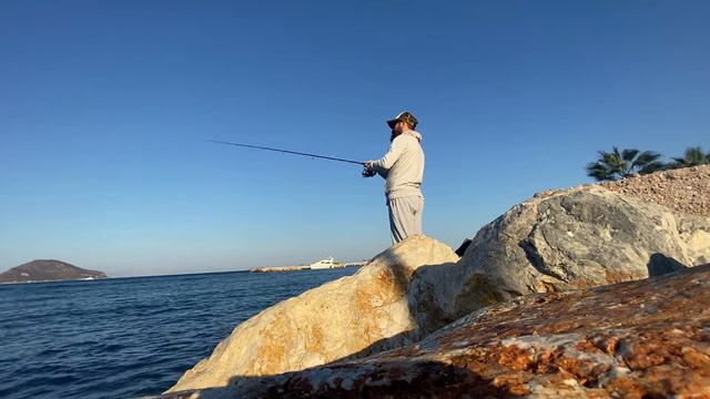 БОДРУМСКИЕ ДОРАДО ОТКУСЫВАЮТ КРЮЧКИ ВМЕСТЕ С ПРИМАНКАМИ! ЧАСТЬ2. TURKEY. ROCKFISHING. PART 2 смотреть онлайн