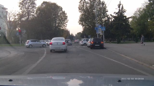 Краснодар. Постовая. Яндекс такси прёт на красный. 24.10.2019. смотреть онлайн