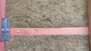 Монтаж фасада на доме из бруса на подсистеме из скользящих уголков.