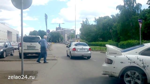 Проезд автомобилей под запрещающий знак в Зеленограде на улице Советской смотреть онлайн