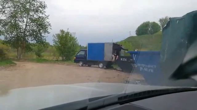 Коммерсанты продолжают выбрасывать мусор возле Скородумовского моста смотреть онлайн