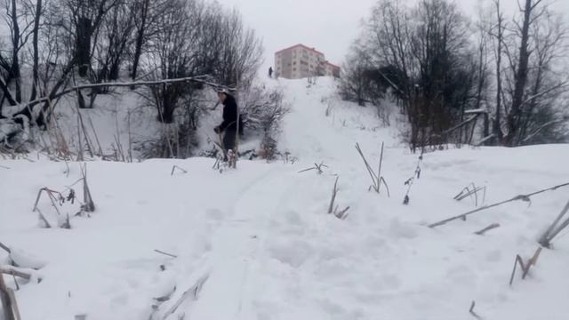 Downhill on a sled and snowboard company - 2. Спуск на санях и сноубордах компанией - 2. смотреть онлайн