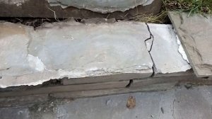 Как приклеить природный камень пластушку в уличных условиях.