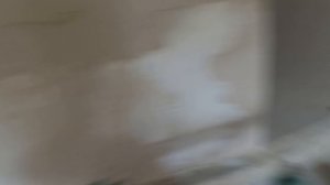 Выравниваем шпаклевкой углы стен (под потолком). Выводим под правило строительное.