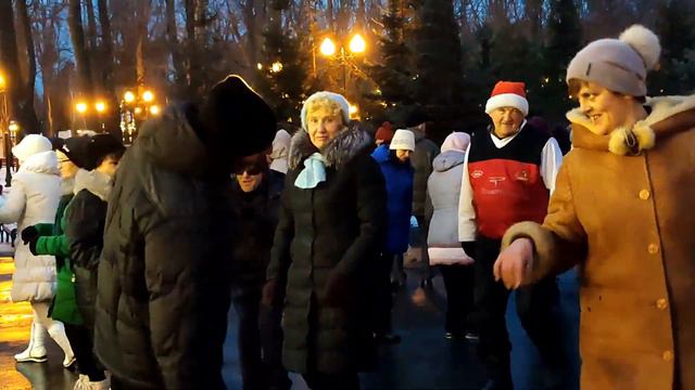 СУПЕР💃🕺❄️ТАНЦЫ В ПАРКЕ ГОРЬКОГО ХАРЬКОВ ЯНВАРЬ 2022 смотреть онлайн