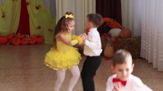 Танец "Капельки по стеклу стучат" смотреть онлайн