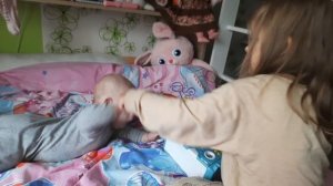 Ползаем по пластунски в 5,5 месяцев.