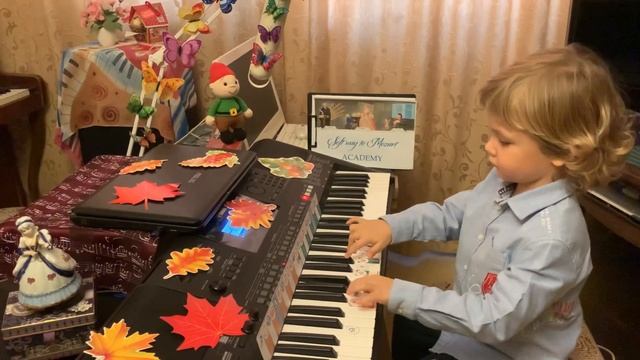 SOFT MOZART Winter Recital 2022-2023 Michael (4) plays: Васильев-Буглай "Осенняя песенка" смотреть онлайн