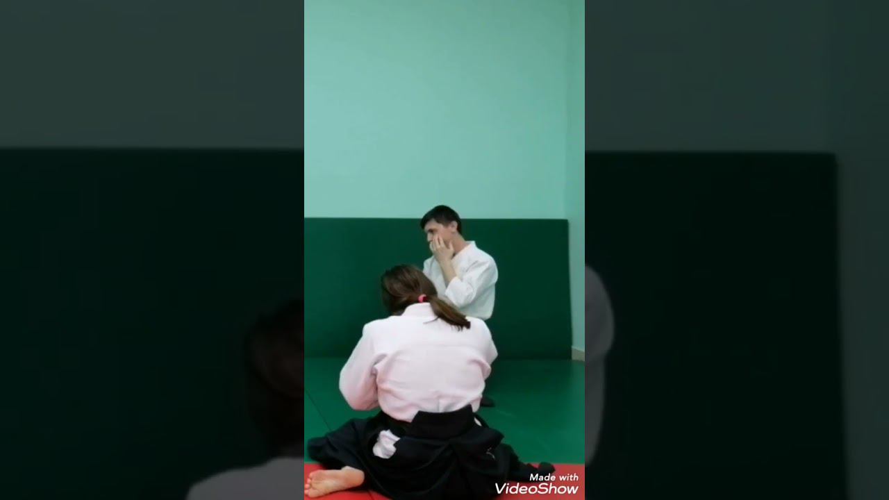 За кадром: тренер айкидо напросился на удар! )) #shorts