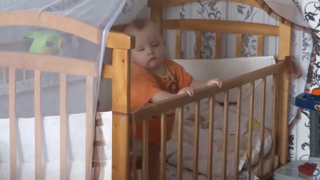 Ребенок танцует в кроватке и засыпает. смотреть онлайн