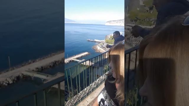 Сорренто - город туристов... смотреть онлайн