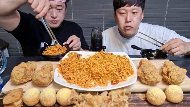(SUB)-[eating] 신라면볶음면ㅣBBQ황금올리브ㅣ치즈볼ㅣ멘보샤ㅣ닭껍질튀김 먹방ㅣShin Ramyeon Fried NoodlesㅣFried ChichenㅣMUKBANGㅣ смотреть онлайн