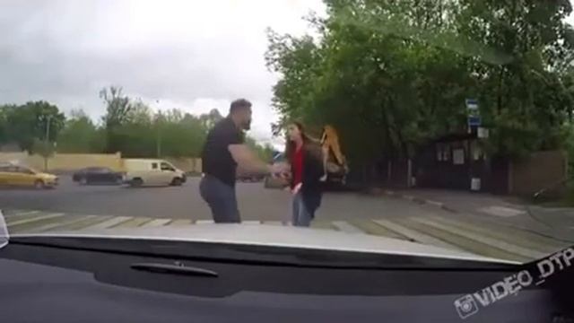 Тхэквондистка размотала водителя грубияна смотреть онлайн