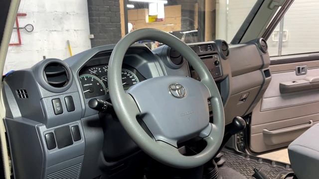 Toyota Land Cruiser 76 Series на комплексе работ от VinylStyle