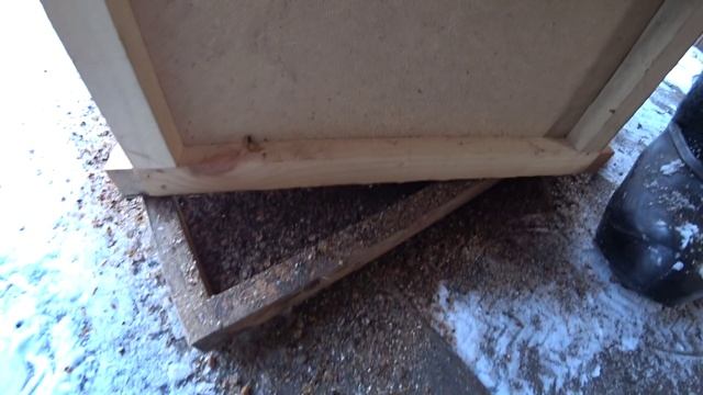 КАК БЫСТРО ВЫДОЛБИТЬ ПЕРГУ ИЗ СОТОВЫХ РАМОК. смотреть онлайн