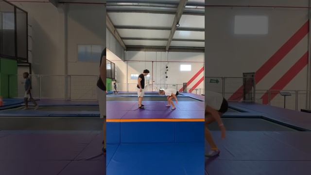 Вы такое видели раньше? Как называется трюк?#trainingonline #акробатика #кувырок