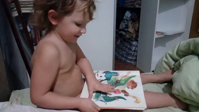 Ратибор (3 года) "читает" Краденое солнце и Телефон. смотреть онлайн