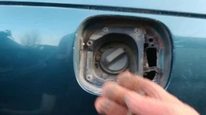 Как снять лючок бензобака на Рено Меган Сценник