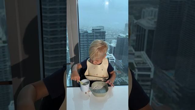 Малыш Дэвид ест гречневый суп с молоком. Видео ребенок ест! #funny #naomi #kid #beach