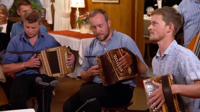 Muntanella Ueli Moser, Schwyzerörgeliquartett Urwurzu смотреть онлайн