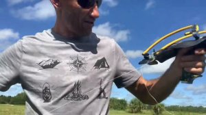 Рыбалка с Рогаткой  охота  Рыбалка с рогаткой .. Флорида  охотимся рыбачим на канале ..