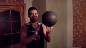 Как научиться крутить мяч на пальце