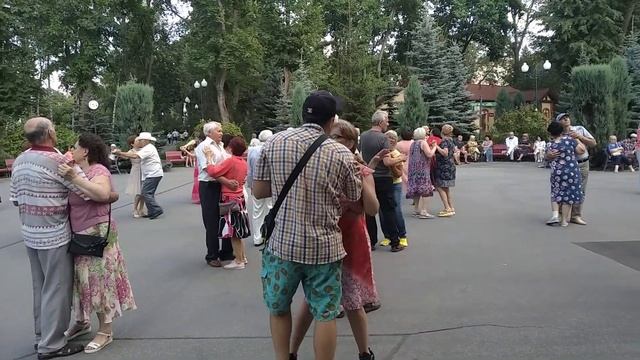 23.07.23. Танцы в Центральном парке. ?? Вика и Женя ?? смотреть онлайн