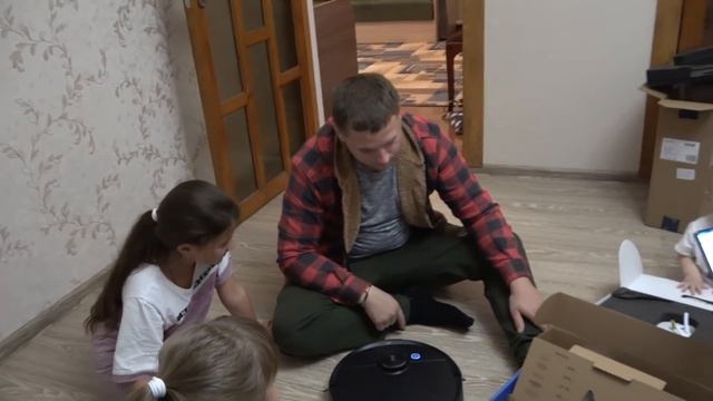 Теперь у нас есть робот ! Девчонки сильно обрадовались! Робот -пылесос Ecovacs DEEBOT OZMO T8 Aivi смотреть онлайн