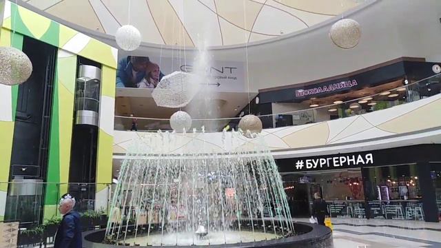 Зелёные медведи и фонтан.