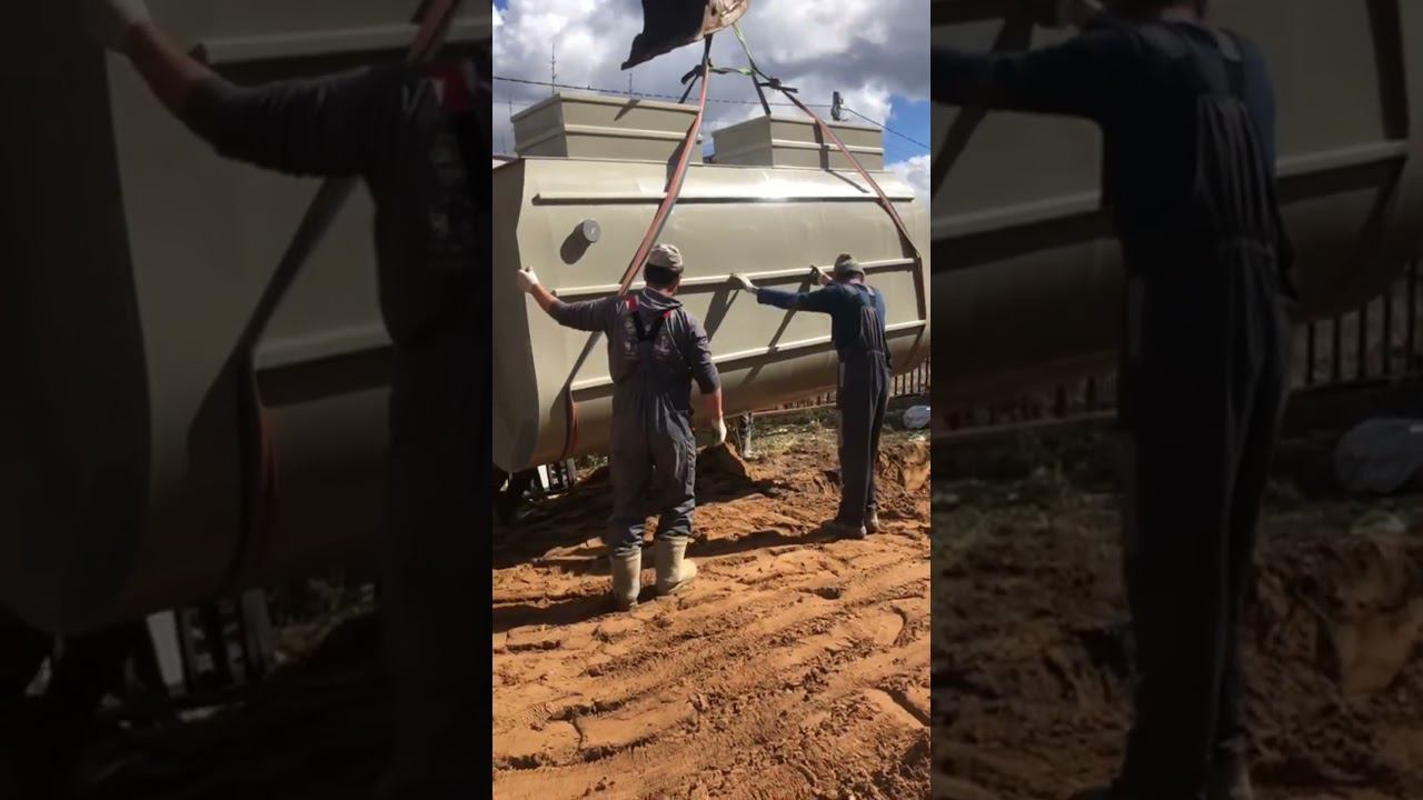 Опускаем септик в котлован экскаватором смотреть онлайн