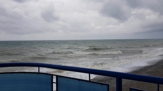 Наступило время ШТОРМОВ! Дожди последнего дня осени перешли в зиму. Пляж Багратиона в Лазаревском. смотреть онлайн