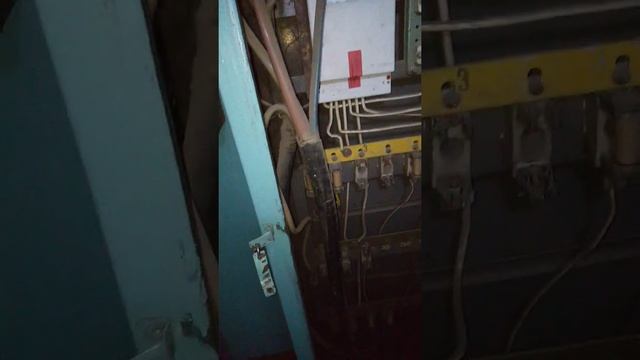 Электрик ЖКО. Как поменять рубильник? Менять или так сойдёт? смотреть онлайн