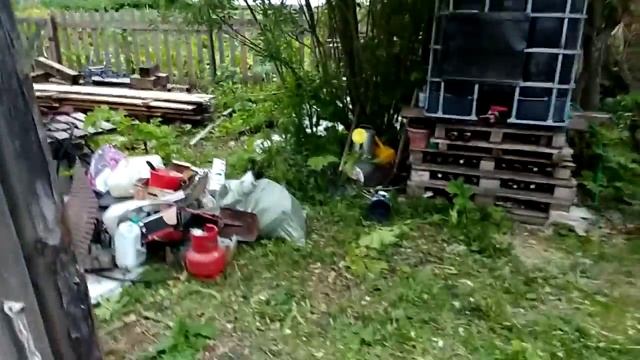 Разворотили сарай. Пенопласт горит