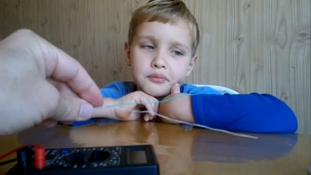 Небольшой эксперимент - Делаем градусник из проволоки. смотреть онлайн