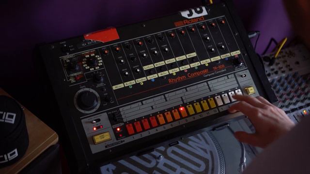 TR 808 Live Jam - Addison Groove - RAW 808 Slammed into a Mix Desk смотреть онлайн