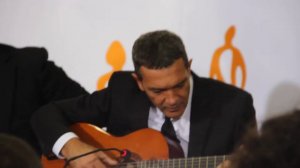Антонио Бандерас играет на гитаре в Алматы