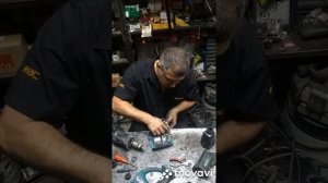 Makita DHR202 перфоратор аккумуляторный , не включается .